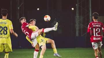 Óscar Gil jugó de mediocentro y marcó.