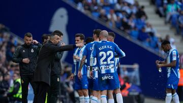 BARCELONA, 04/02/2023.- El entrenador del Espanyol Diego Martínez (2i) da instrucciones a sus jugadores durante el partido de primera división de LaLiga que enfrentó al Espanyol y el Osasuna en el estadio Cornellà-El Prat, este sábado. EFE/ Alejandro García
