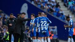 BARCELONA, 04/02/2023.- El entrenador del Espanyol Diego Martínez (2i) da instrucciones a sus jugadores durante el partido de primera división de LaLiga que enfrentó al Espanyol y el Osasuna en el estadio Cornellà-El Prat, este sábado. EFE/ Alejandro García
