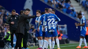 BARCELONA, 04/02/2023.- El entrenador del Espanyol Diego Mart赤nez (2i) da instrucciones a sus jugadores durante el partido de primera divisi車n de LaLiga que enfrent車 al Espanyol y el Osasuna en el estadio Cornell角-El Prat, este s芍bado. EFE/ Alejandro Garc赤a