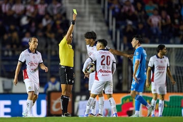   Referee Daniel Quintero shows yellow card to Fernando Beltran of Guadalajara during the 9th round match between Cruz Azul and Guadalajara as part of the Liga BBVA MX, Torneo Apertura 2024 at Ciudad de los Deportes Stadium on September 21, 2024 in Mexico City, Mexico.