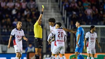Referee Daniel Quintero shows yellow card to Fernando Beltran of Guadalajara during the 9th round match between Cruz Azul and Guadalajara as part of the Liga BBVA MX, Torneo Apertura 2024 at Ciudad de los Deportes Stadium on September 21, 2024 in Mexico City, Mexico.