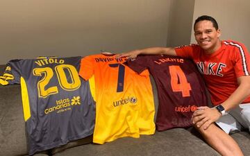 Bacca muestras tres camisetas de personas especiales para él: Vitolo, Villa y Rakitic.