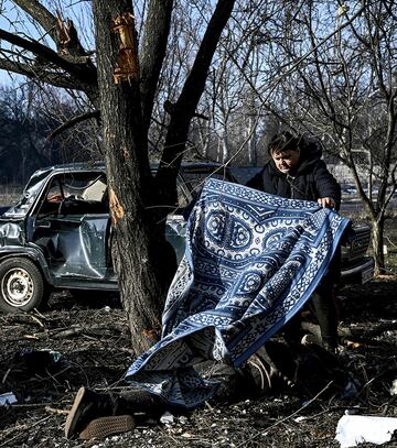 Rusia ha dado comienzo a la guerra con Ucrania iniciando la pasada madrugada una "operación militar especial" en el Donbás. El presidente ruso, Vladímir Putin, ha anunciado la operación y varias ciudades del este ucranio, desde Sloviansk y Kramatorsk a Járkov, a 30 kilómetros de la frontera rusa, fueron agredidas.