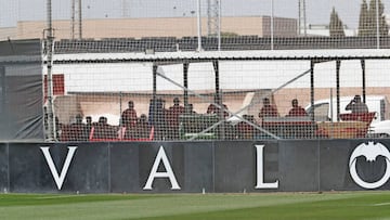La plantilla, degustando el asado, en Paterna.
