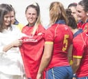 La Reina Letizia visita y anima a las Leonas antes del Preolímpico