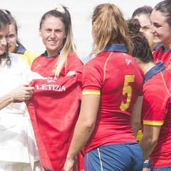 La Reina Letizia visita y anima a las Leonas antes del Preolímpico