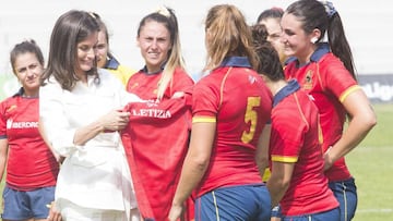 Las Leonas hacen entrega a la Reina Letizia de una camiseta de la selecci&oacute;n.
 