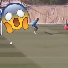 Sus compañeros ya saben de lo que es capaz: la acrobacia de Brahim en el partidillo