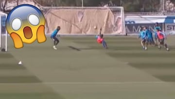 Sus compañeros ya saben de lo que es capaz: la acrobacia de Brahim en el partidillo