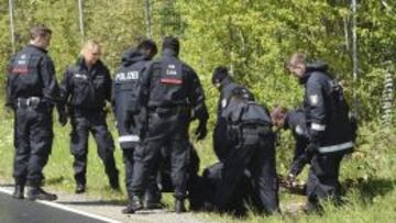 Oficiales de la Policía alemana registran el arcén de una carretera en Oberusel (Alemania) hoy, jueves 30 de abril de 2015. Un comando especial de la policía arrestó en la localidad de Oberusel a dos personas y se incautaron de una bomba de tubo, material explosivo, un rifle de asalto y su correspondiente munición.