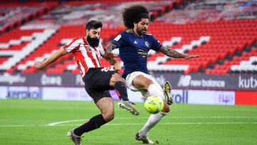 BILBAO, SPAIN - MAY 08: Asier Villalibre of Athletic Club shoots whilst under pressure from Aridane Hernandez of CA Osasuna during the La Liga Santander match between Athletic Club and C.A. Osasuna at Estadio de San Mames on May 08, 2021 in Bilbao, Spain.