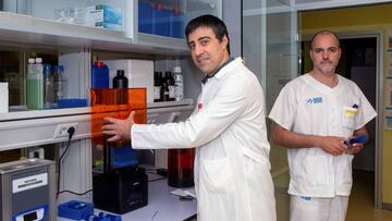 Imagen de dos médicos de un hospital de Logroño, donde realizarán test de hisopos a pacientes.