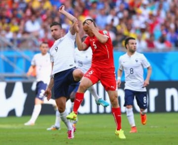 Steve von Bergen y Olivier Giroud.