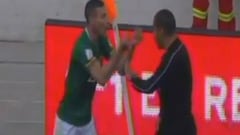 Escobar empujó al juez de línea y pidió que lo amonesten