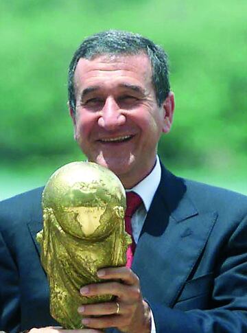 Campe車n del mundo con Brasil en USA 94. Parreira no fue jugador de f迆tbol. Se sac車 el t赤tulo de preparador f赤sico y de entrenador muy joven y con 24 a?os se fue a ser seleccionador de Ghana. En M谷xico 70 fue campe車n del mundo como preparador f赤sico del Brasil del 70. Dirigi車 a Kuwait en el Mundial 82 y fue campe車n del mundo como seleccionador de Brasil en USA 94. Y en el Mundial de Francia 98 dirigi車 a Arabia Saud赤. Un entrenador de gran 谷xito con larga y dilata carrera que no fue futbolista.