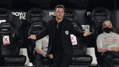 River Plate&#039;s team coach Marcelo Gallardo gestures during their Argentine Professional Football League match against Racing Club at the Monumental stadium in Buenos Aires, on March 28, 2021. (Photo by ALEJANDRO PAGNI / AFP)