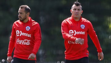 Marcelo Díaz y Gary Medel aún no definen su futuro en Europa.