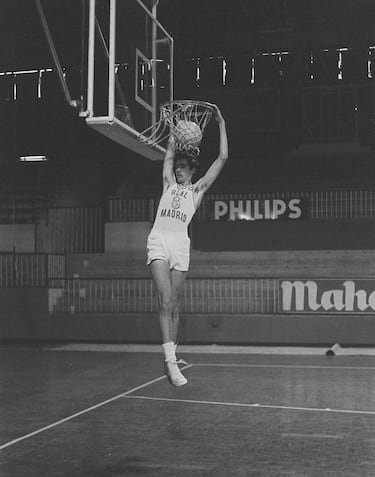 Rafa Rullán, legendario jugador del Real Madrid, falleció a los 73 años de edad el 4 de mayo de 2025. Nacido en Palma de Mallorca en 1952, se trata de uno de los grandes mitos del madridismo y de la Selección española, siendo el primer deportista balear en acudir a unos Juegos Olímpicos y en convertirse en medallista en un europeo, algo que logró en 1973 al ganar la plata. Sus 2,07 de altura le convirtieron en un gran referente en el juego interior en los 70 y 80, ganando un sinfín de títulos. Tras su retirada en 1988 (su última temporada la disputó en el Bancobao Villalba), ejerció de delegado del primer equipo en el Real Madrid de 1991-1999 y siempre estuvo ligado a la entidad blanca.

