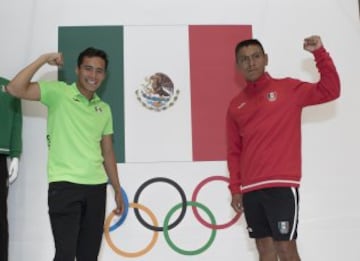 La Delegación Mexicana lucirá indumentaria de la marca española Joma. La sencillez y los tradicionales colores son su distintivo.El uniforme cuenta con el logo de Río 2016 y el uniforme de gala ostenta un detalle mexicano