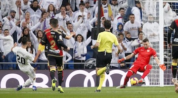 Ocasión del jugador del Real Madrid Asensio ante el portero del Rayo Vallecano Dimitrievski. 
 