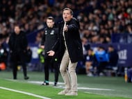 El entrenador del Levante, Luís Castro, dando instrucciones en la banda.