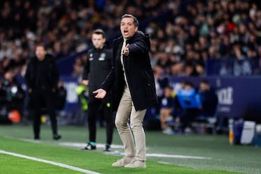 El entrenador del Levante, Luís Castro, dando instrucciones en la banda. 