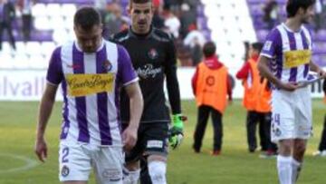 Los jugadores del Valladolid, tras el pitido final.