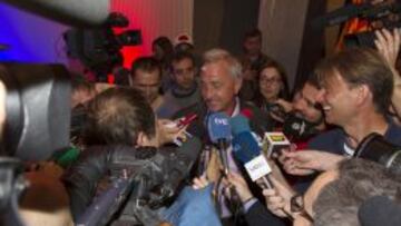 Johan Cruyff habla con los medios después de la despedida como profesional de Carles Puyol.