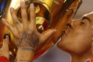 El jugador de la seleccion chilena Eduardo Vargas celebra con el trofeo de la Copa America Centenario tras la victoria contra Argentina en el estadio Met Life de Nueva Jersey, Estados Unidos.