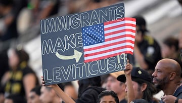 Afición de LAFC rechaza al ICE y a ‘la migra’