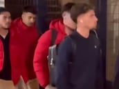 Alexis y Suazo regresan a Sevilla tras una nueva derrota y así son recibidos por los hinchas: una escena que evidencia la crisis