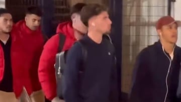 Alexis y Suazo regresan a Sevilla tras una nueva derrota y así son recibidos por los hinchas: una escena que evidencia la crisis