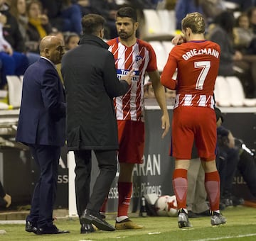 Simeone da las últimas instrucciones a Costa y Griezmann.