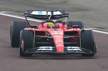 Lewis Hamilton conduciendo el F1-75 de 2022 en el Circuito de Fiorano.