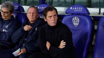 Quique S¨¢nchez Flores antes del inicio del Levante-Getafe del martes.