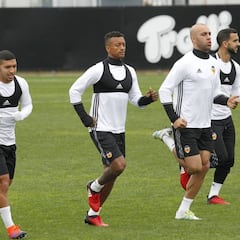 Prandelli apuesta por tres centrales para medirse al Sevilla