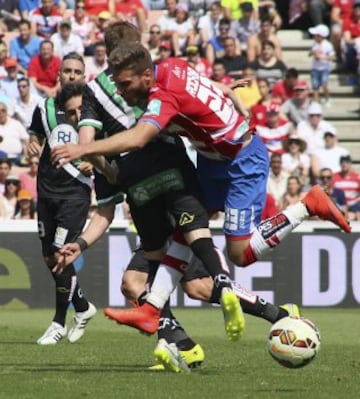 El delantero del Granada Rubén Rochina intenta superar a un jugador del Córdoba.