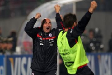 Cuando asumió Jorge Sampaoli en La Roja, a Chile le quedaban cuatro partidos como local en el camino a Brasil 2014. Con el casildense ya en la banca, los ganó todos, y recibió solo dos goles en ellos. Uruguay (2-0), Bolivia (3-1), Venezuela (3-0) y Ecuador (2-1). 