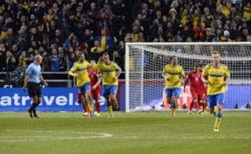 Alegría de los jugadores de Suecia después de marcar durante el partido que enfrenta a la selección de portugal con la de Suecia, para la clasificación para el Mundial de Brasil 2014 en el Friends Arena de Solna.