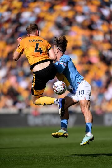 El defensor irlandés del Wolverhampton Wanderers, Nathan Collins, ha realizado una entrada sobre Jack Grealish durante el encuentro de hoy que le ha costado la roja directa.