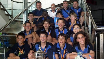 07/06/04 Espanyol Alevin A Campeon del torneo de Brunete a su llegada al aeropuerto del Prat