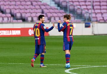 Lionel Messi celebra junto a Griezmann el primer gol del Barcelona. 