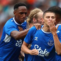 Yerry Mina suma 45 minutos más en pretemporada del Everton