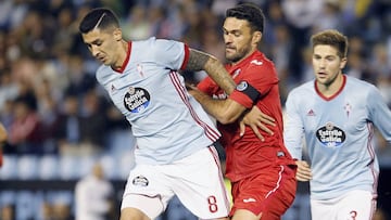 El centrocampista chileno del Celta de Vigo Pablo Hern&aacute;ndez (i) lucha con Jorge Molina (c), delantero del Getafe CF, en el partido de la quinta jornada de Liga en Primera Divisi&oacute;n.