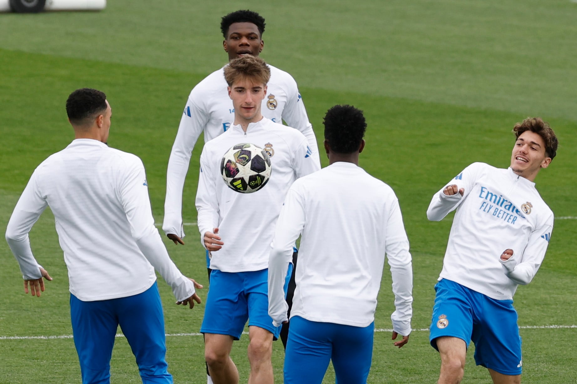 Así es César Palacios, príncipe en La Fábrica: “Al girarse recuerda a Modric”