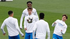 Así es César Palacios, príncipe en La Fábrica: “Al girarse recuerda a Modric”