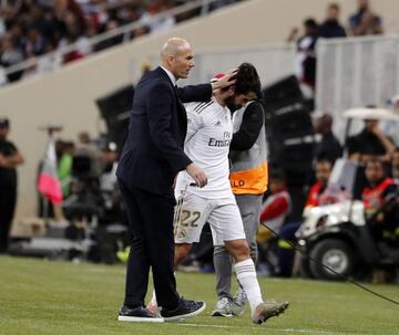 Zidane saluda a Isco tras sustituirle en la final de la Supercopa.