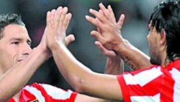 <b>ESPIADO. </b>Agüero, celebrando un gol junto a Maxi.