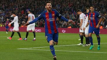 Messi celebra uno de goles al Sevilla.